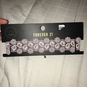 New. White lace Chocker